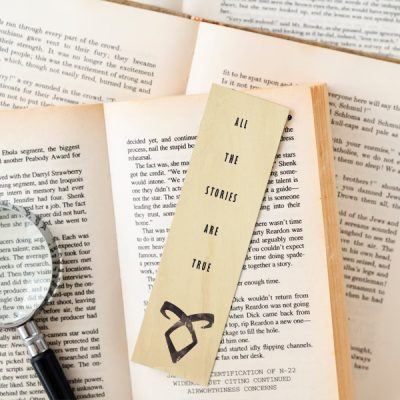 Punto de libro de madera All the stories