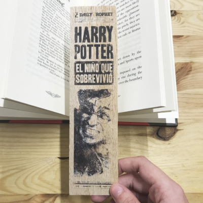 Punto de libro de Madera Periódico Harry - Double Project